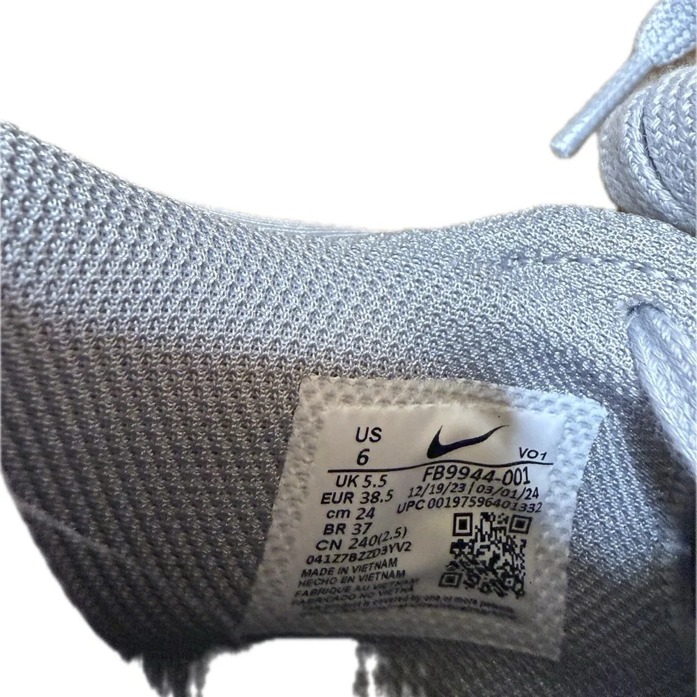 LeBron witness Akron Nike shoes - Picture 4 of 6
